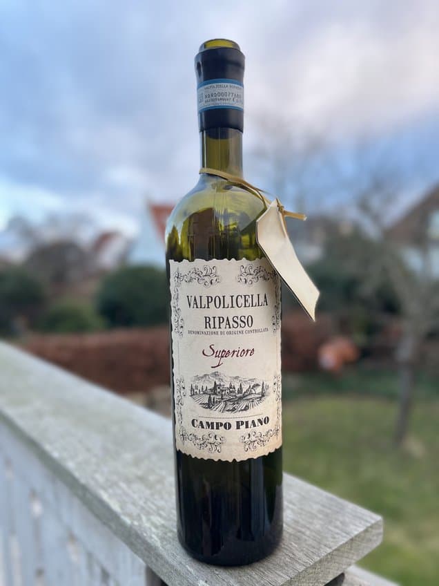 Valpolicella Ripasso Superiore vinflaskefoto med landsbybaggrund