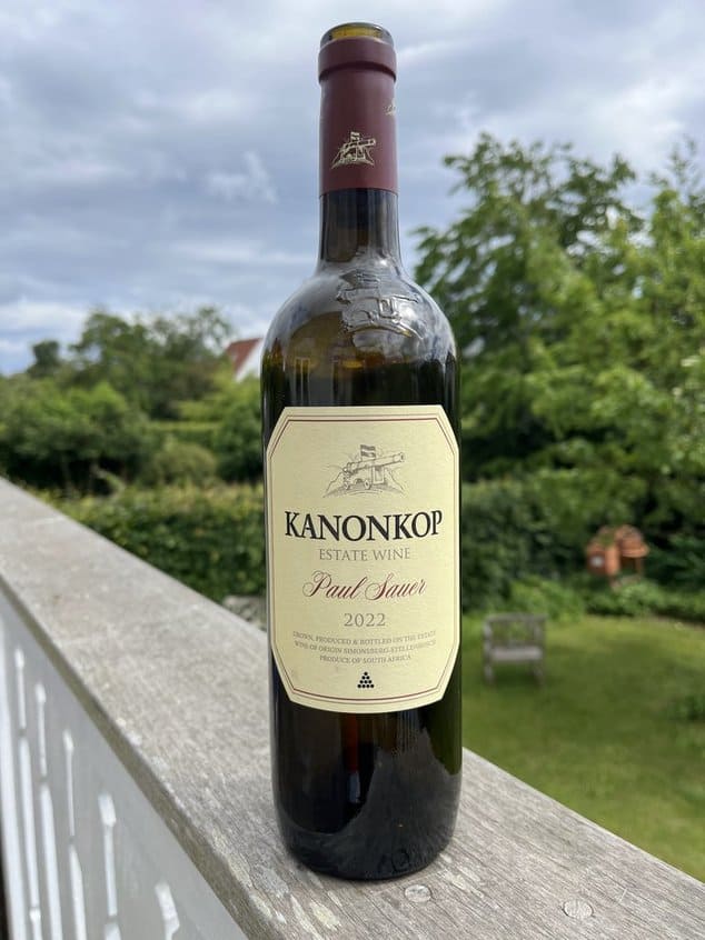 Kanonkop Pinotage 2022 rødvinsflaske i haven