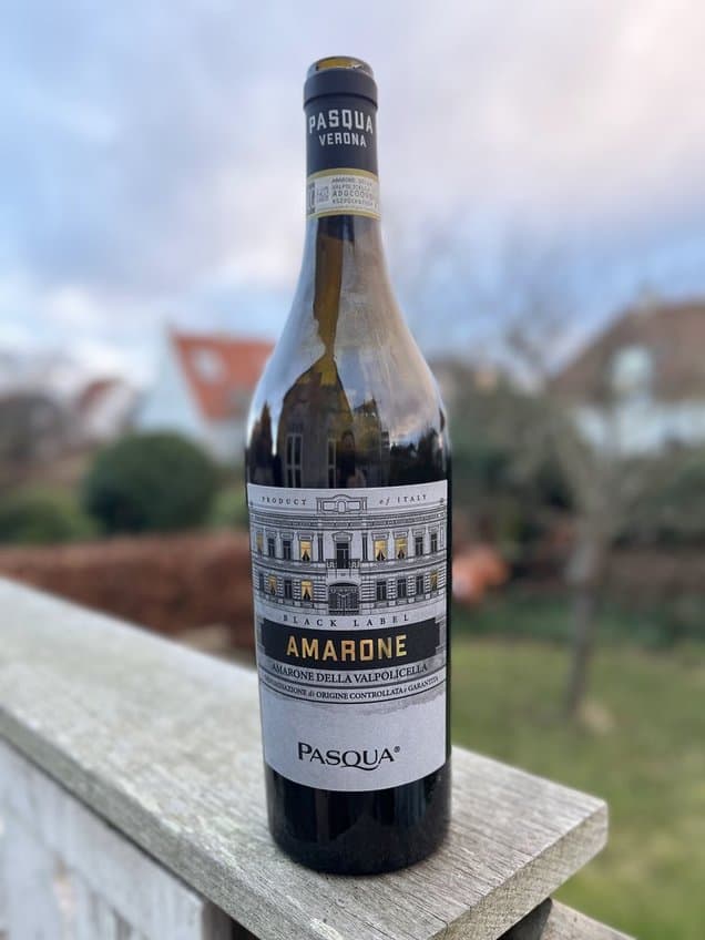 Pasqua Amarone flaske fra Verona på træbræt