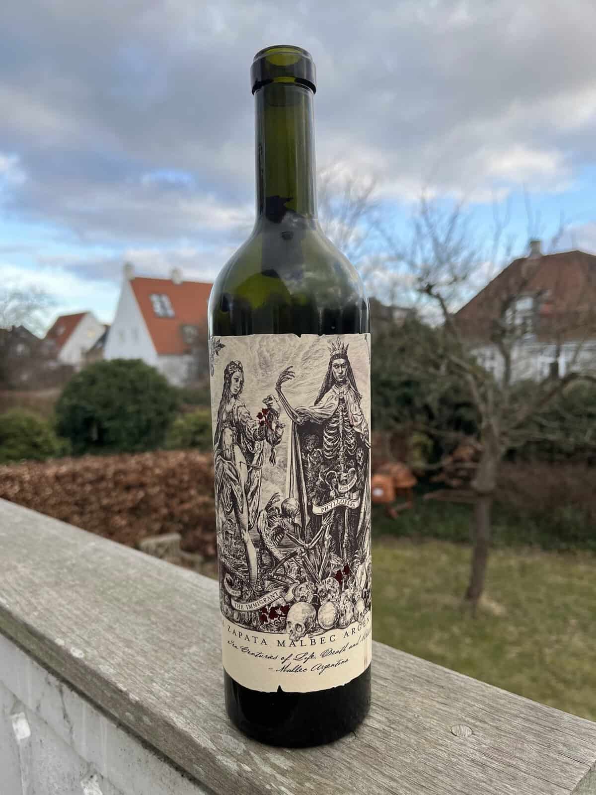 Zapata Malbec-rødvinsflaske i landlig tysk have